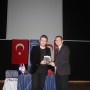 Nazif Berat , plaket alırken
